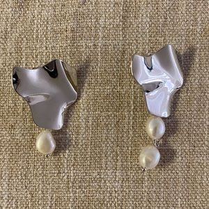Uneven pearl silver earring
